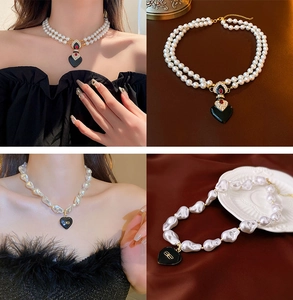 Macro détaillée de colliers en perles vintage avec pendentifs cœur et logo doré