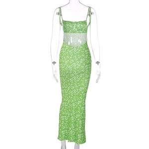 Détail de la coupe dos nu et de l'imprimé floral blanc sur une robe d'été verte ajustée