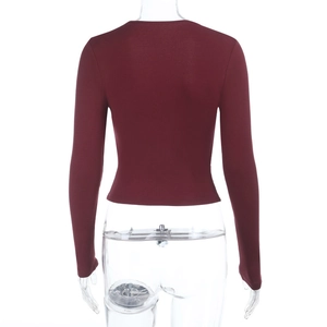 Vista posteriore dettagliata di un crop top a coste bordeaux a maniche lunghe attillato