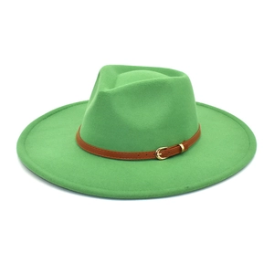 Dettaglio cappello fedora in lana verde smeraldo con cinturino in pelle e fibbia oro