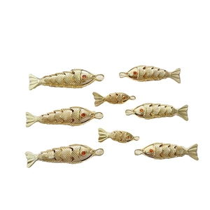 14k vergoldete Koi-Fisch Anhänger für DIY Schmuckherstellung auf weißem Grund