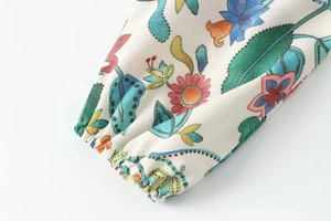 Detail der boho floralen Kleidmanschette mit elastischem Gummizug und Webstruktur