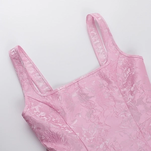 Détail de la texture jacquard rose et du col carré sur une robe ajustée élégante