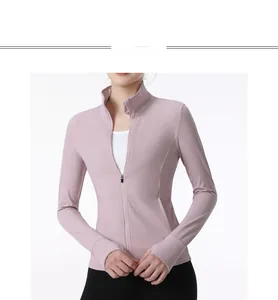 Vue détaillée des poignets avec passe-pouce et du tissu élastique de la veste de sport
