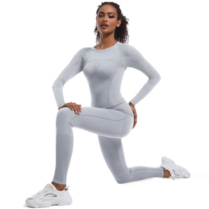 Dettaglio della tuta da yoga grigia senza cuciture con trama in maglia traspirante