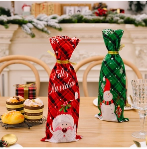 Details von rot-grün karierten Weihnachts-Weinflaschentüten mit Weihnachtsmann-Motiv