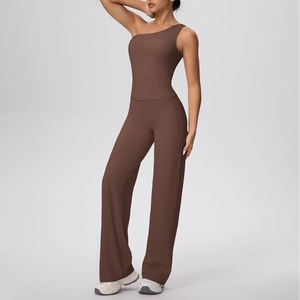 Détail du haut de yoga asymétrique et du pantalon large en tissu extensible marron