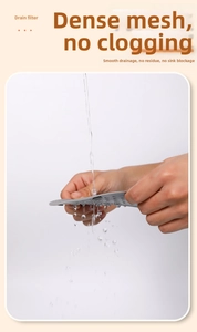 Dettaglio del filtro di scarico in silicone flessibile con maglia fitta e flusso d'acqua