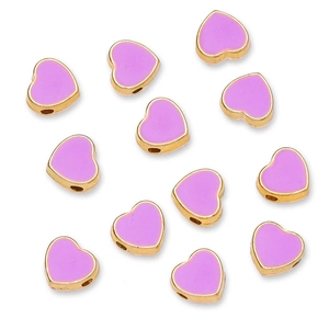 Vue détaillée de perles de cœur en émail violet avec bord doré pour la création de bijoux