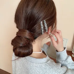 Set di due fermagli per capelli con stampa leopardata bianca e nera stile coreano