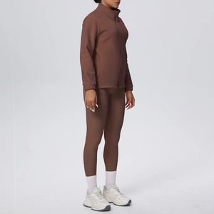 Profilo laterale del set da yoga da donna con giacca marrone cioccolato e leggings a vita alta