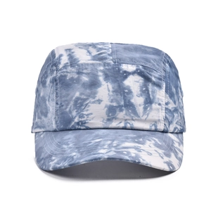 Vue de face d'une casquette baseball 5 pans avec motif tie-dye dégradé bleu et blanc