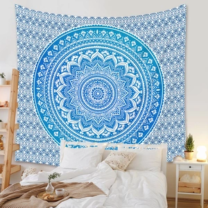 Détail d'une tapisserie Mandala bleue et blanche décorant un mur de chambre bohème