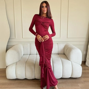 Détail de robe rouge vin moulante avec nœud élégant et taille à volants sophistiquée