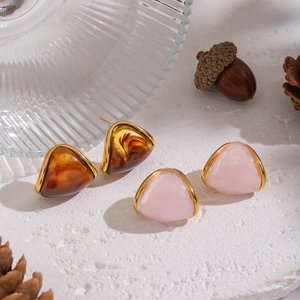 Détails de boucles d'oreilles triangles en résine ambre et pierre rose avec cadre doré