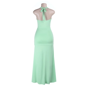 Vue arrière d'une robe longue dos nu vert menthe avec ourlet fluide en présentation