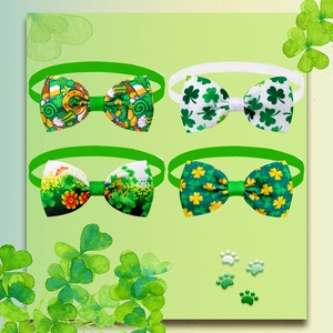 Dettaglio del set di 4 papillon per animali San Patrizio con motivi a trifoglio verde