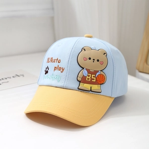 Détail de la casquette bicolore bleue et jaune pour enfant avec broderie d'ours basket