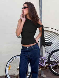 Haut noir chic à une épaule avec détail de lien sur le côté et jean bleu