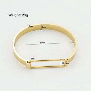 Dettaglio del bracciale ovale dorato con diametro interno di 60mm e larghezza di 8mm
