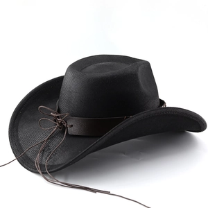 Détail d'un chapeau de cow-boy noir en mesh avec bande en cuir brun et cordon décoratif