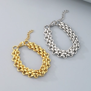 Dettaglio di bracciali a catena spessa in acciaio inossidabile oro e argento