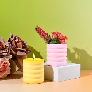 Detalle de moldes de silicona estriados para velas y macetas de plantas suculentas