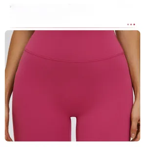 Vue détaillée du legging de yoga taille haute rose pourpre avec devant lisse sans couture