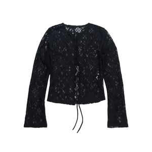 Détail du cardigan en dentelle noire avec manches longues, motifs floraux et lien noué