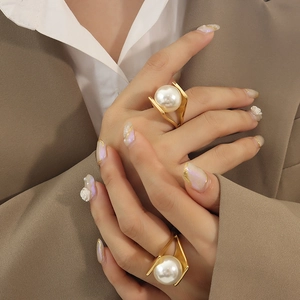 Minimalist gold geometric ring with large pearl detail for a bold vintage style