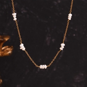 Détail d'une chaîne perlée plaquée or 18 carats avec perles de culture baroques