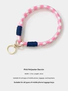 Detail der pink-weiß karierten Polyester-Kordel mit goldenem Metallring-Verschluss
