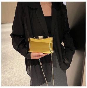Detail der goldenen Abend-Clutch aus Metall mit Diamantschnalle und Kettenriemen für Damen
