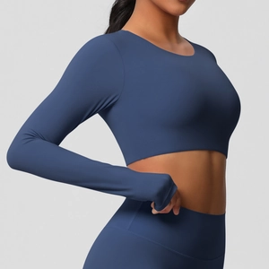 Détail du haut de yoga bleu foncé avec coussinets et coutures ergonomiques ajustées