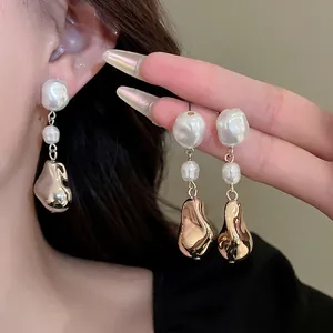 Boucles d'oreilles perles baroques avec pendentifs dorés irréguliers et fermoirs