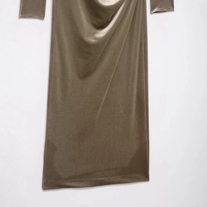 Robe midi élégante en velours plissé avec épaulettes en marron olive pour femmes