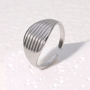 Bague ouverte minimaliste en acier inoxydable argenté avec texture rayée sur pierre
