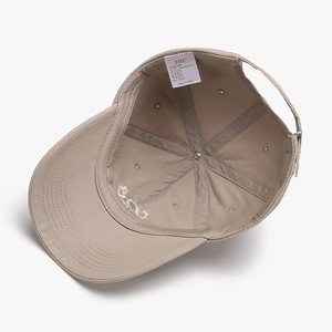 Vue intérieure de la casquette de baseball en coton beige clair avec étiquette 100% coton