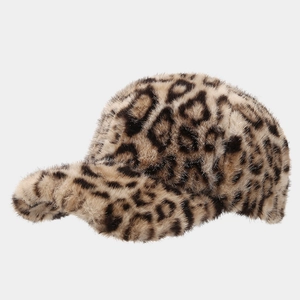 Detailansicht der weichen Kunstfellstruktur und des Leopardenmusters auf dieser Baseballkappe