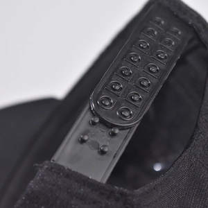 Vista macro della chiusura snapback nera regolabile su un berretto da baseball con strass