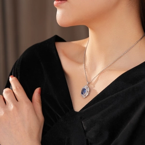 Dettaglio della collana vintage con ciondolo in pietra blu e diamanti scintillanti