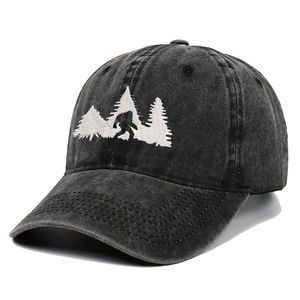 Dettaglio del ricamo bianco Bigfoot su un cappello in cotone lavato grigio antracite