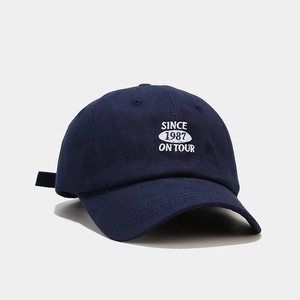 Dettaglio del cappellino in cotone blu navy con ricamo bianco Since 1987