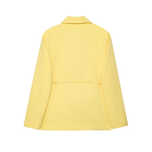 Vue arrière d'un blazer jaune à manches longues avec fleur nouée en tissu tissé