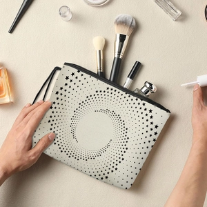 Trousse de maquillage blanche à motif d'étoiles avec pinceaux sur fond beige