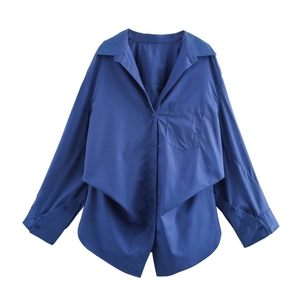 Chemise bleue à manches longues avec poche poitrine et ourlet à plis irréguliers