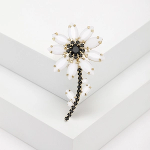 Elegant White Daisy Flower Brooch Rhinestone Alloy Pin For Women Fashion Suit Cardigan Dress Accessories
