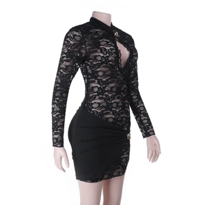 Détail de la robe mini en dentelle noire avec découpe poitrine et boucle en métal