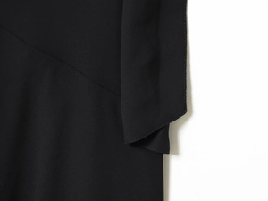 Detailansicht der hochwertigen schwarzen Stofftextur und professionellen Nahtverarbeitung