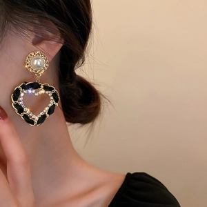 Détails de boucles d'oreilles cœur vintage en cuir tressé et strass étincelants